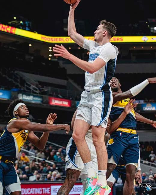 步引离禁区 步引离禁区